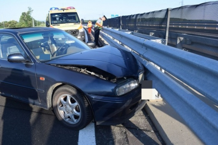 Elaludt vezetés közben, és szalagkorlátnak ütközött az M85-ös autóúton