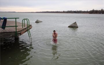 Téli fürdőzés a Balatonban