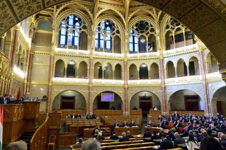 A veszélyhelyzettel összefüggő törvényjavaslatot tárgyal a parlament