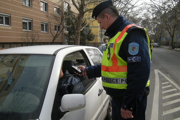 Mindenkivel megfújatták a szondát