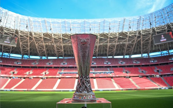 Az Európa-liga-trófea a Puskás Arénában