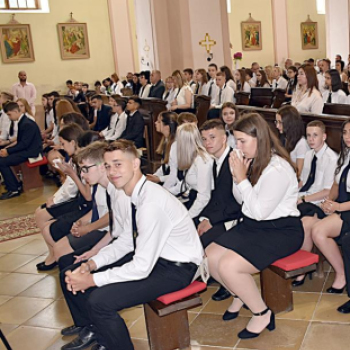 Ballagás és szentmise a Szany iskolában és templomban.