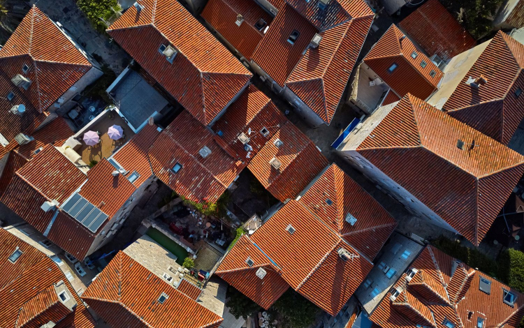Még a nyár előtt szerezzük be a fényzáró rolót a tetőablakra