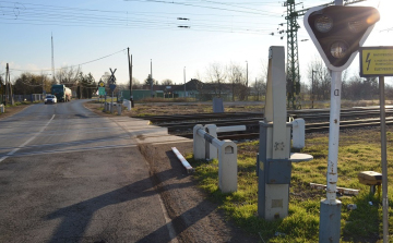 Megint letörték a sorompót Csornán a vasúti átjáróban