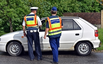 A csornai rendőrök elfogták a hamis rendszámot használó sofőrt