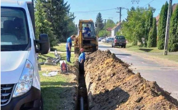 Ivóvíz főnyomó csövet cserél a Pannon-Víz Zrt Szárföldön