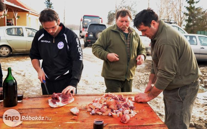 Disznótoron az SVSE focistái Szanyban