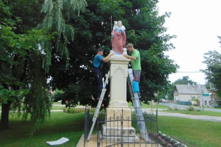 Színesen tért haza Győrsövényházra a Jó pásztor