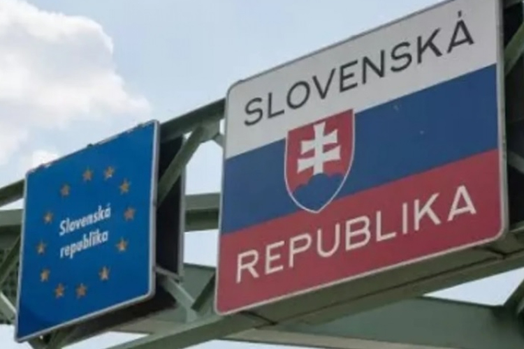 Szlovákia ideiglenes határellenörzést vezet be szerdától