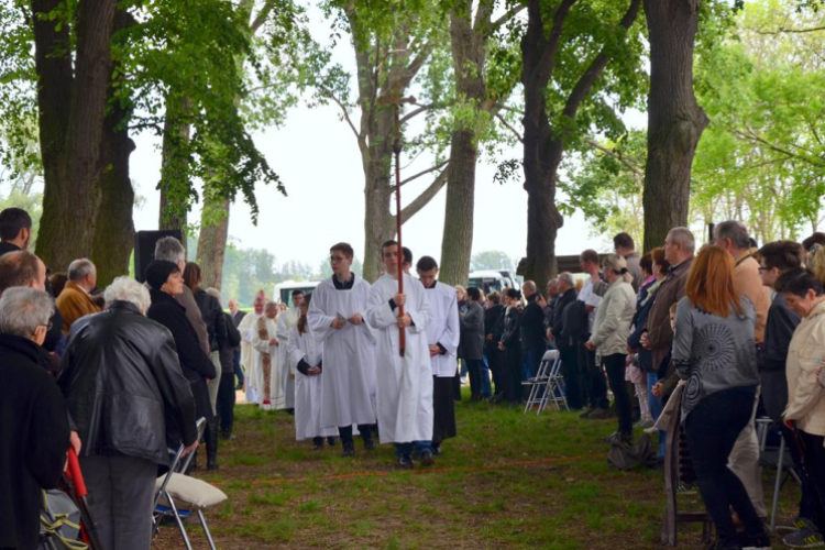 SZENT II. JÁNOS PÁL PÁPA vérereklyéjének elhelyezése Szanyban