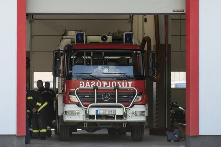 Munkavégzés közben villanyvezetékre, majd háztetőre dőlt egy ötvenöt tonnás daru 