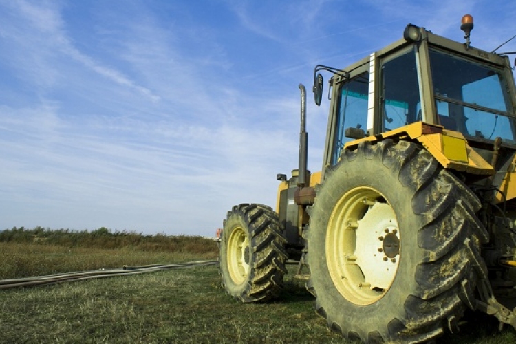 Mezőgazdasági járművek vizsgáztatása Bágyogszováton.