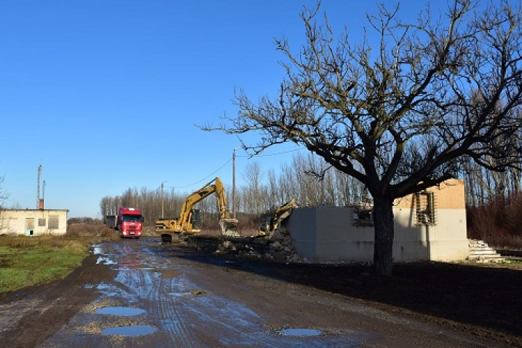 Bontják a szanyi vasútállomás kihasználatlan épületeit
