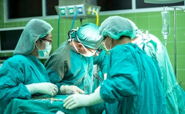 Több száz műtét marad el Debrecenben, Pásztón felfüggesztették az egynapos sebészeti ellátást