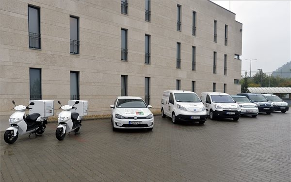 Elektromos autókat tesztel a Magyar Posta