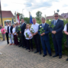 Tisztelgés és virágok elhelyezése a szanyi templomtéren lévő Szent István szobornál