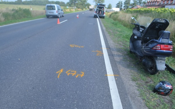 Motoros ütközött személygépkocsival