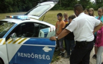 Csornai rendőrök a napközis táborban