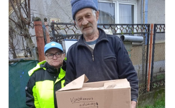Élelmiszer adományokat osztott a Vöröskereszt Győrsövényházon