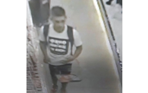 Felismeri? 12 parfümöt lopott el egy illatszerüzletből.