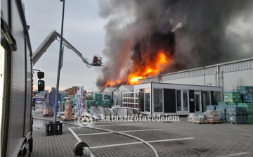 Ezer négyzetméteres csarnok égett Győrben pénteken