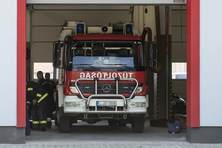 Rábacsécsényben balesethez, Babóton kéménytűzhöz riasztották a tűzoltókat