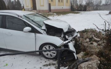 Feladta magát a rendőrségen a férfi, aki magukra hagyta a gyerekeket a balesetet szenvedett autóban