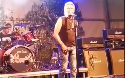 Mit keres a politika a rock koncert színpadán?