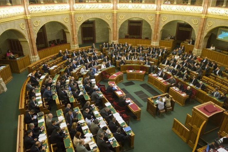 A veszélyhelyzet megszüntetéséről szavaz az Országgyűlés