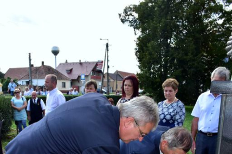 Tisztelgés és virágok elhelyezése a szanyi templomtéren lévő Szent István szobornál