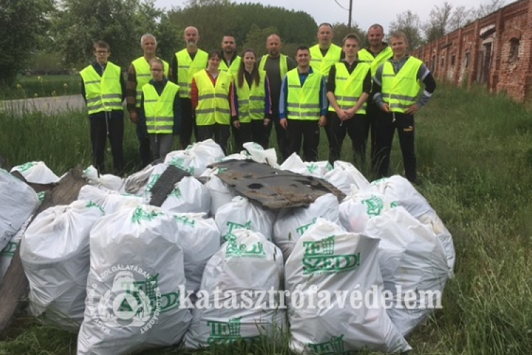 A csornai tűzoltók 40 zsák szemetet szedtek össze a város bevezető útjai mellett