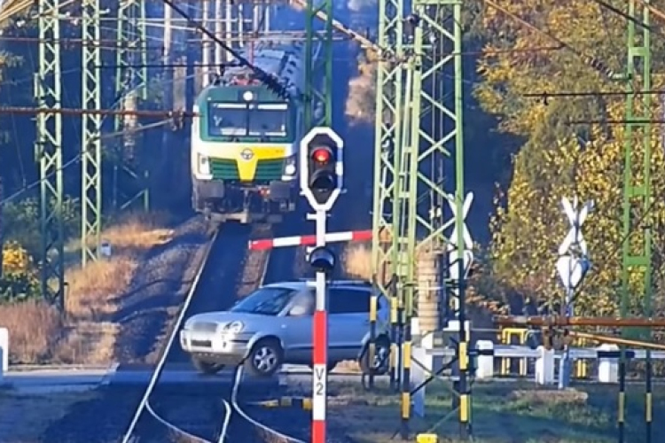 Csorna közelében egy vasúti átjárójában egy nő letörte a sorompót, és áthajtott a vonat előtt