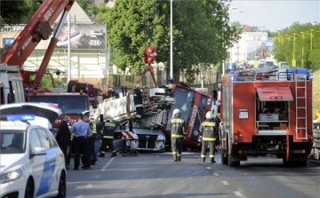 Ráborult egy tűzoltóautó egy kisbuszra Budapesten, egy ember meghalt