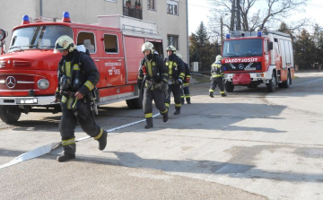 Idősek otthonából mentettek a tűzoltók