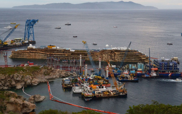 Costa Concordia - Szerdán kezdik el a tengerjáró roncsának vontatását