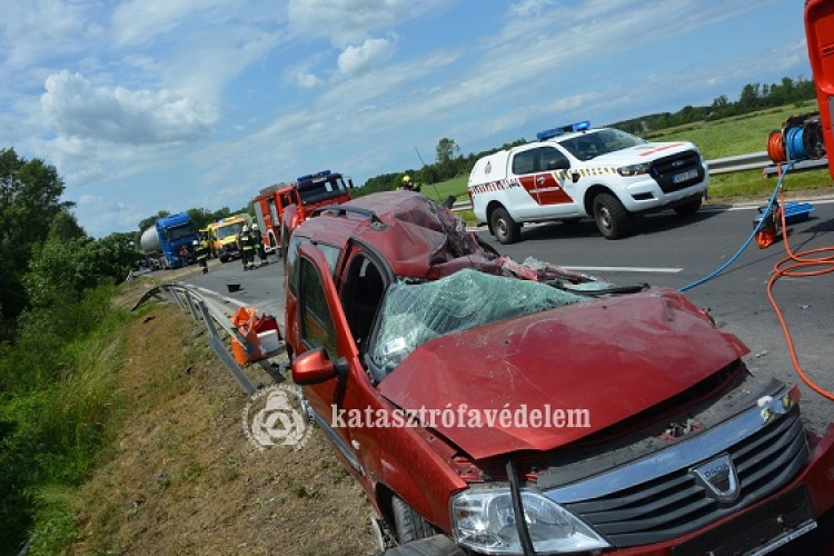 Két halálos áldozatot követelt a Szany melletti baleset