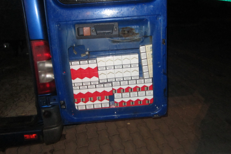 Cigarettát csempésztek a kisbuszban, de lebuktak