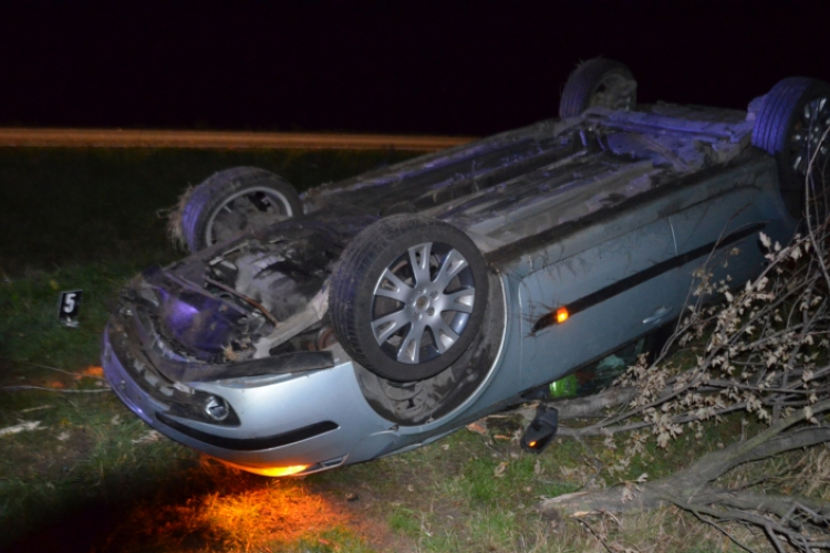 Őzeket akart kikerülni, fejreállt az autóval 