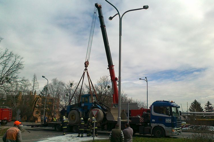 Leesett egy homlokrakodó a szállítóról, hatalmas dugó Csornán