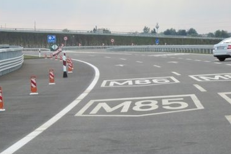 Szalagkorlátnak ütközött az M85-ös autóúton