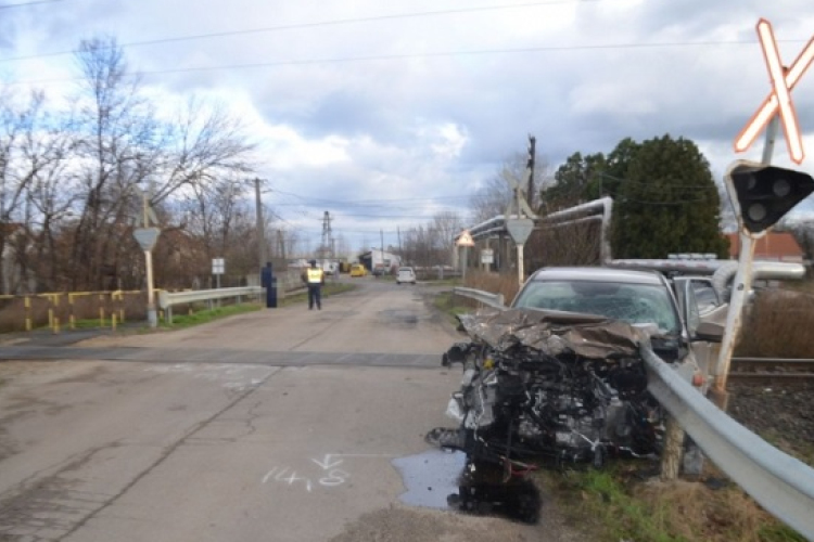 A fénysorompó pirosan villogott, mégis vonat elé hajtott