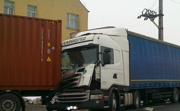 Hármas kamionbaleset Csornán a Bartók Béla utcában