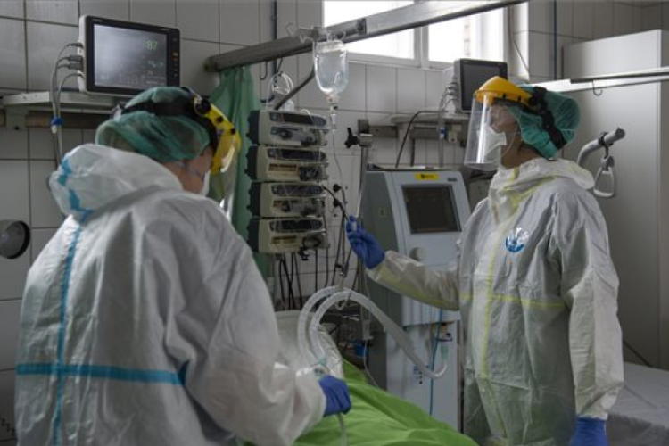 A fertőzöttek száma 244 millió, a halálos áldozatoké több mint 4,971 millió a világon