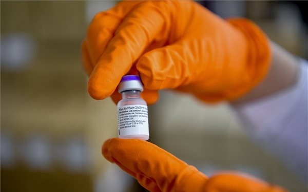 Beadták az első védőoltást Magyarországon