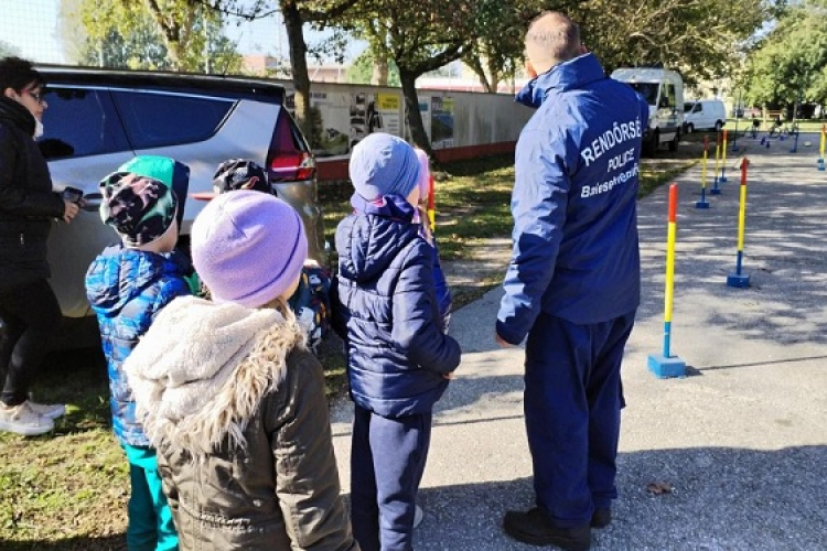 Kapuvári rendőrök a gyerekek között