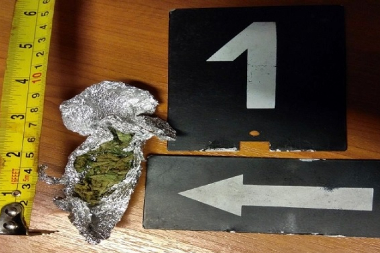 A kapuvári rendőrök kábítószert találtak egy autó utasánál