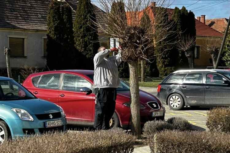 Megkezdődtek a tavaszi munkák Szil közterületein
