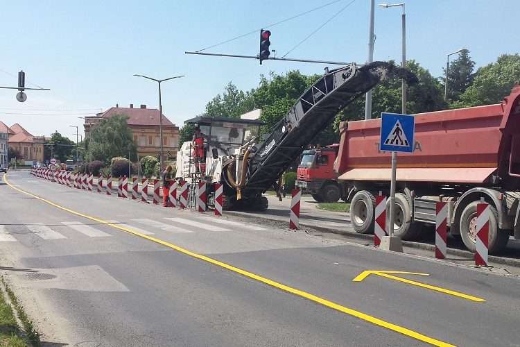 Két sávon torlódik a forgalom Csorna központjában