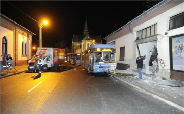Busz és kisteherautó ütközött össze a fővárosban, többen megsérültek