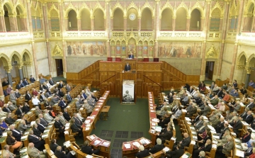 A korrupció visszaszorításáról vitázik hétfőn a parlament